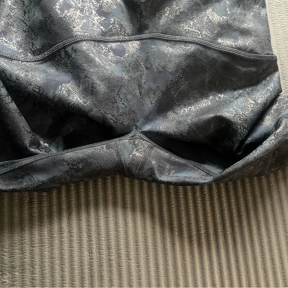 SPANX Booty Boost 7/8 Blue/Black Snakeskin Leggings - Picture 8 of 9